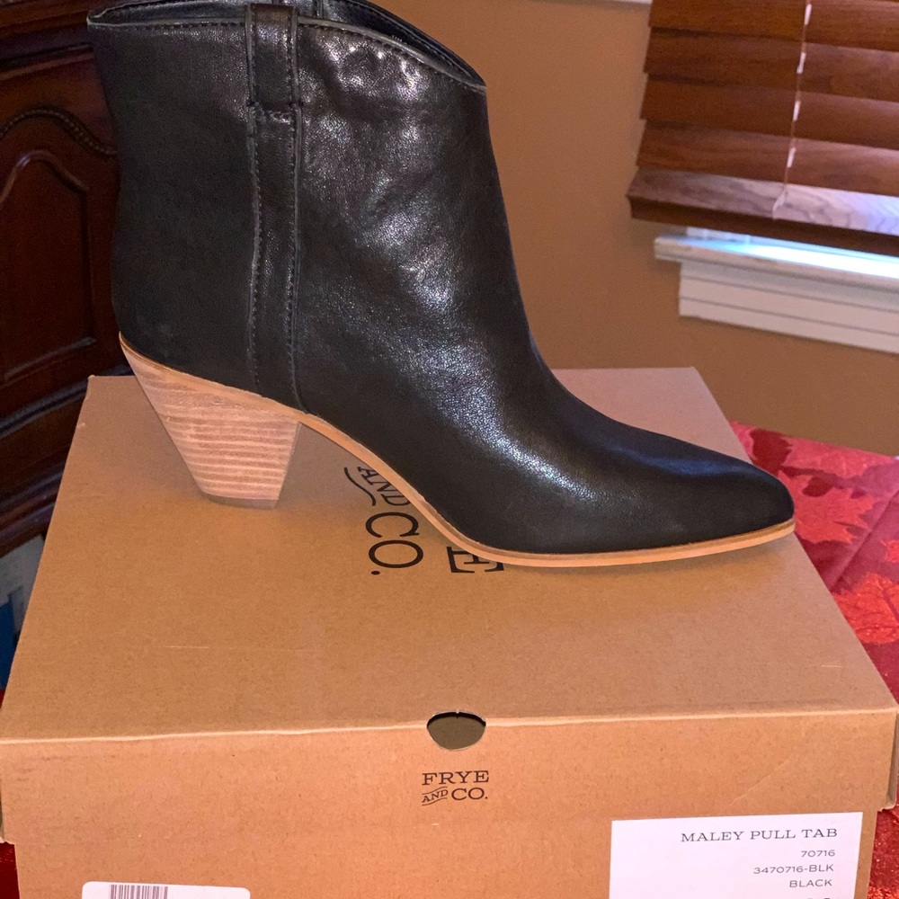 Frye and Co, Marley Pull Tab - Black, Size 11